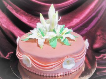 Торт с лилиями и клематисами