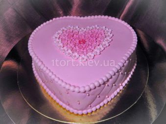 Торт в виде сердца (розовый) с цветами