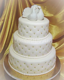 Свадебный торт с золтыми бусинами и голубями