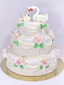  Трехъярусный свадебный торт с лебедями и розами