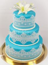 Голубой свадебный торт с лилиями