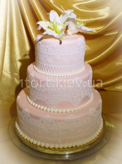 Свадебный торт розовый с лилиями