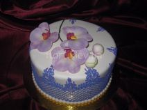 Торт с кружевами и орхидеями