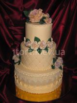 Свадебный торт с розами цвета айвори и фиолета