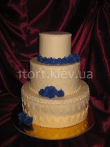 Свадебный торт цвета эйвори с синими розами
