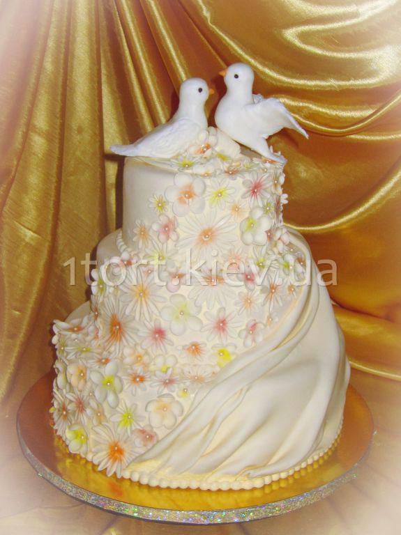 Свадебный торт цвета айвори с голубями