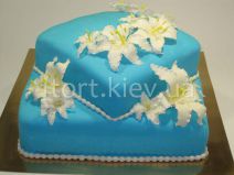Торт с белыми лилиями